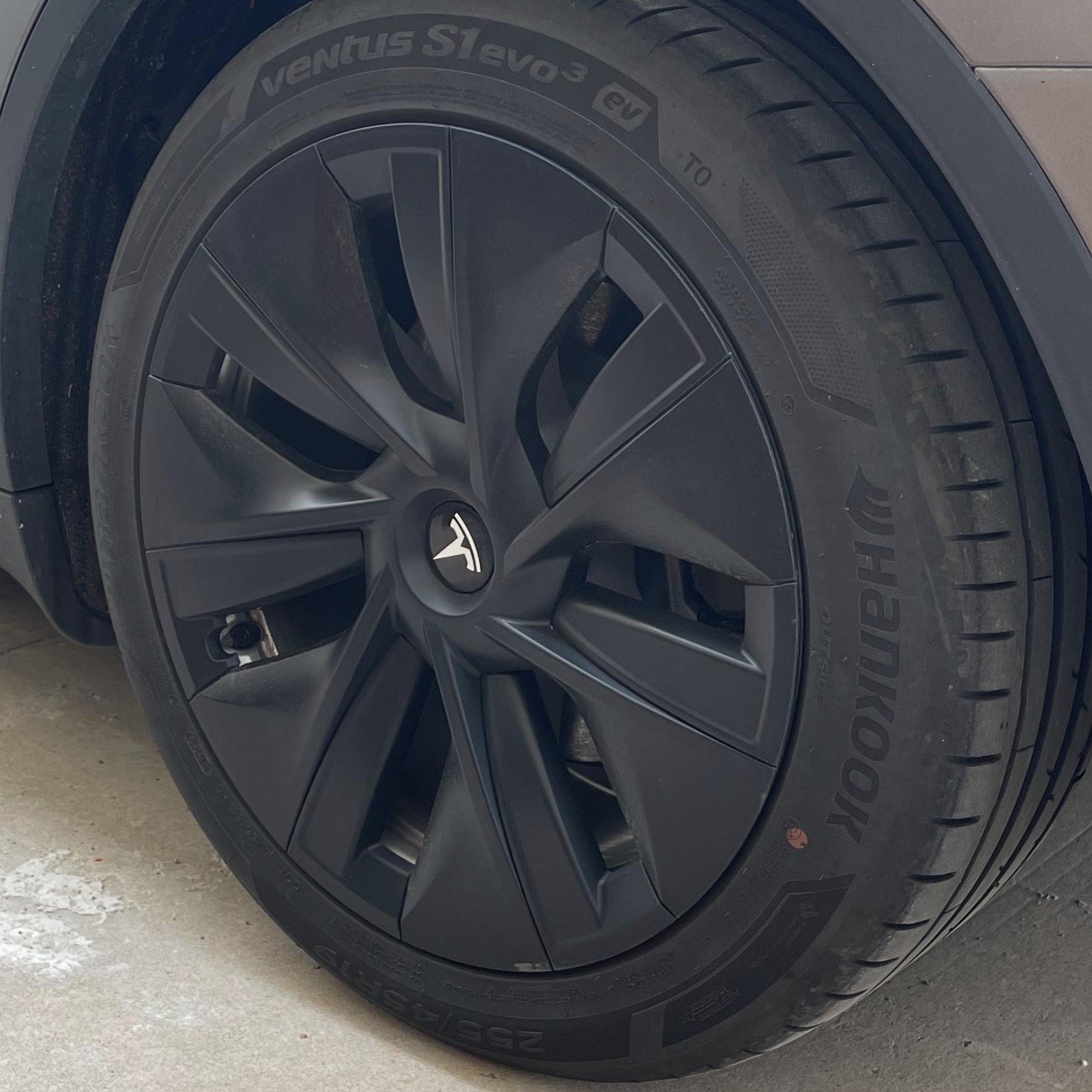 TESLA MODEL Y 19’’ MAT SİYAH ORIGINAL FULL EDGE JANT KAPAKLARI