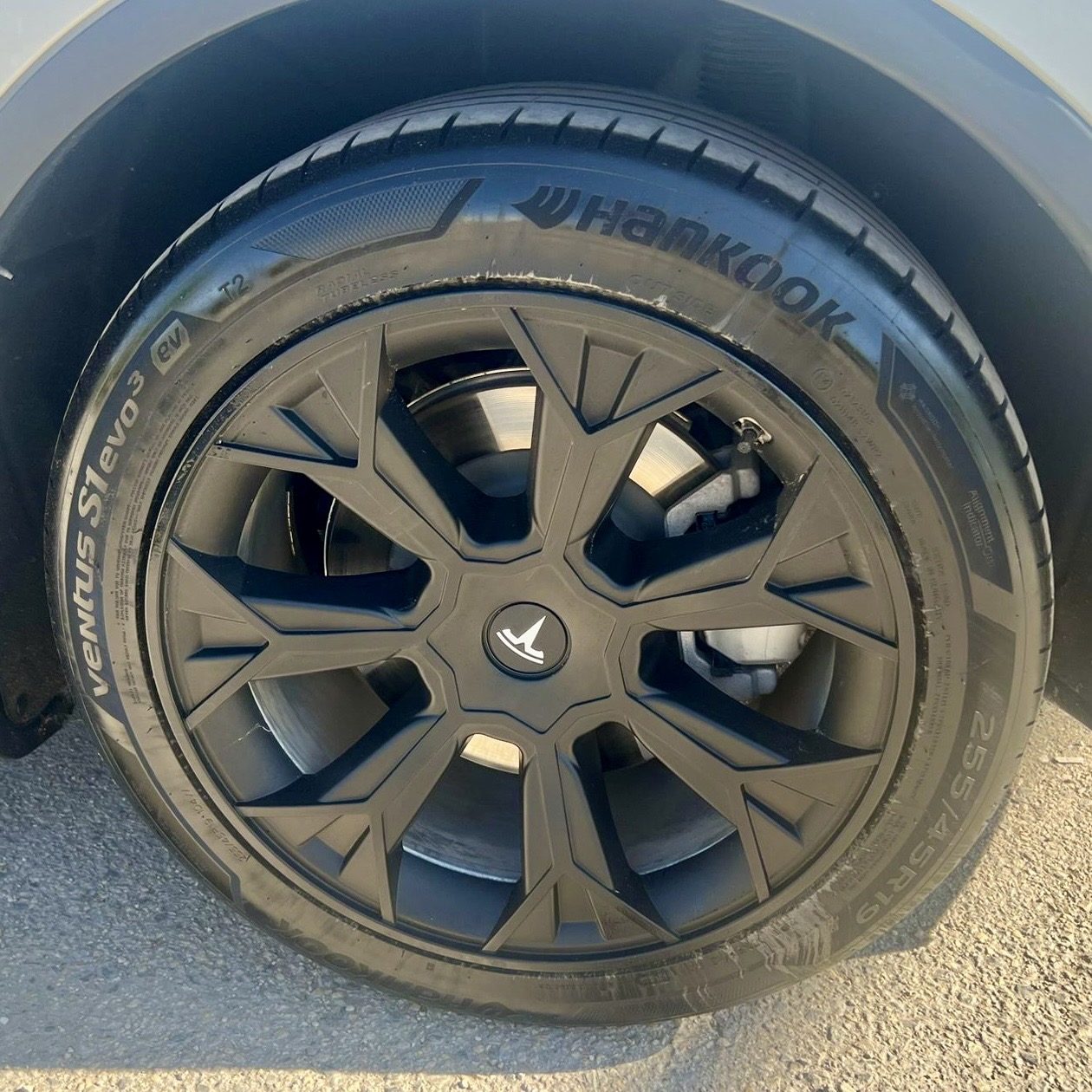 TESLA MODEL Y 19’’ MAT SİYAH TOMAHAWK JANT KAPAKLARI