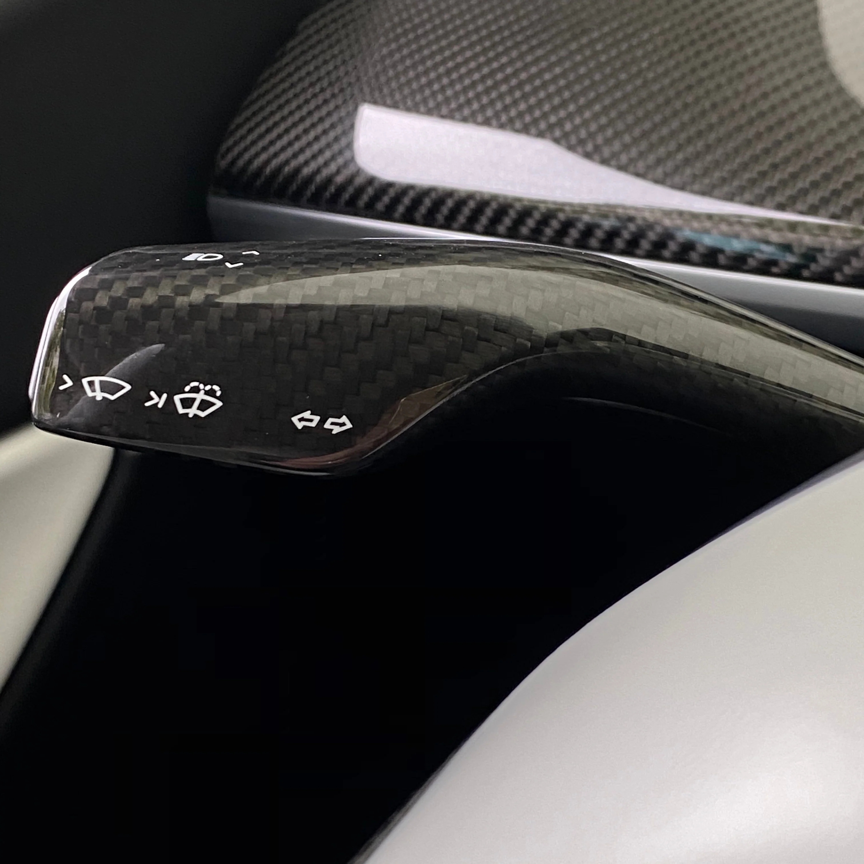 TESLA%20MODEL%20Y%20PARLAK%20KARBON%20SİNYAL%20VE%20VİTES%20KOL%20KAPLAMASI