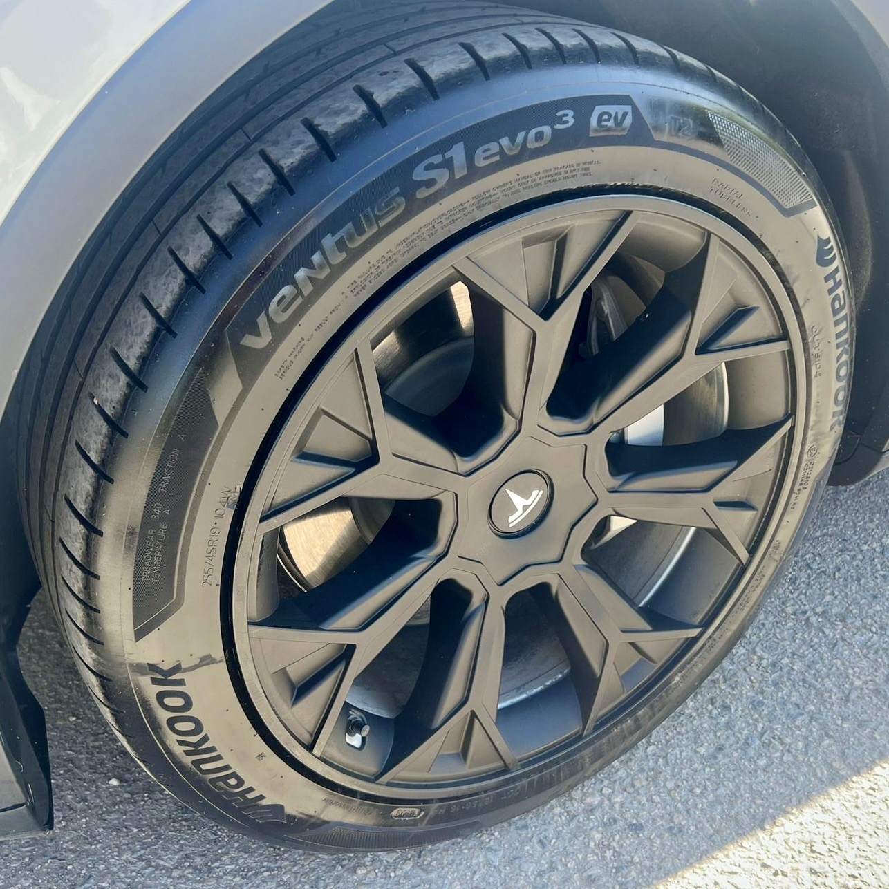 TESLA MODEL Y 19’’ MAT SİYAH TOMAHAWK JANT KAPAKLARI