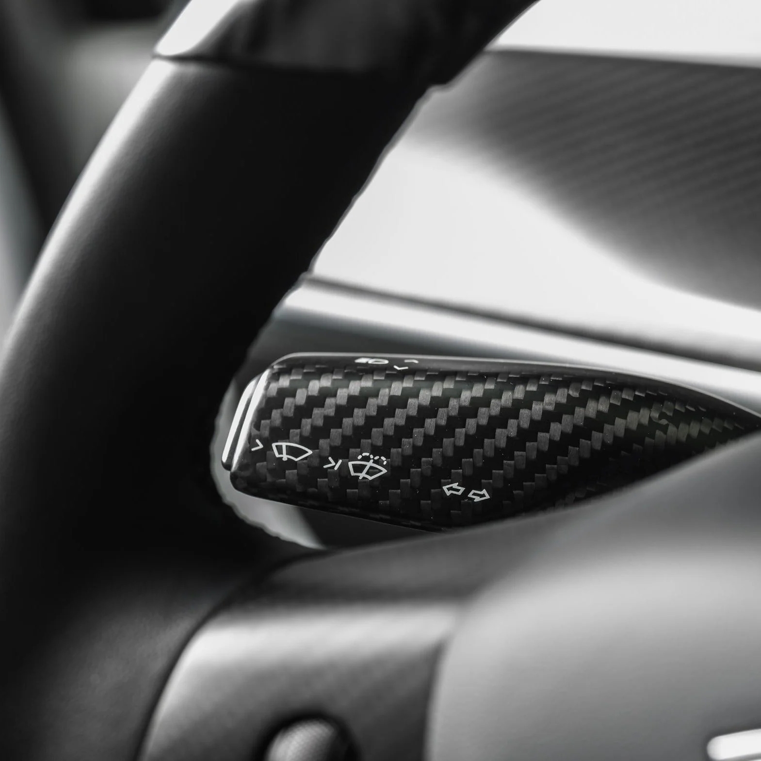 TESLA%20MODEL%20Y%20PARLAK%20KARBON%20SİNYAL%20VE%20VİTES%20KOL%20KAPLAMASI