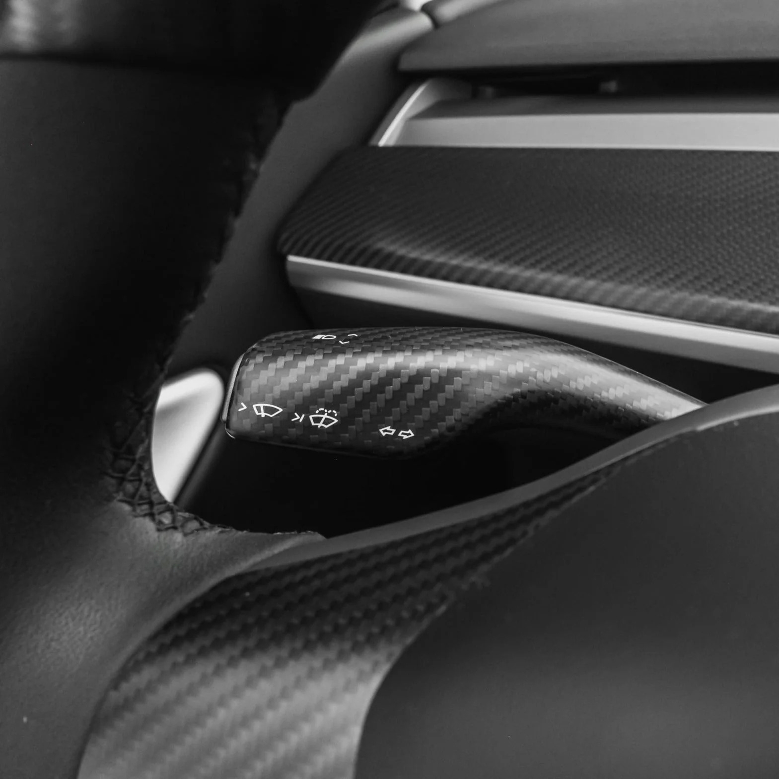 TESLA%20MODEL%20Y%20PARLAK%20KARBON%20SİNYAL%20VE%20VİTES%20KOL%20KAPLAMASI