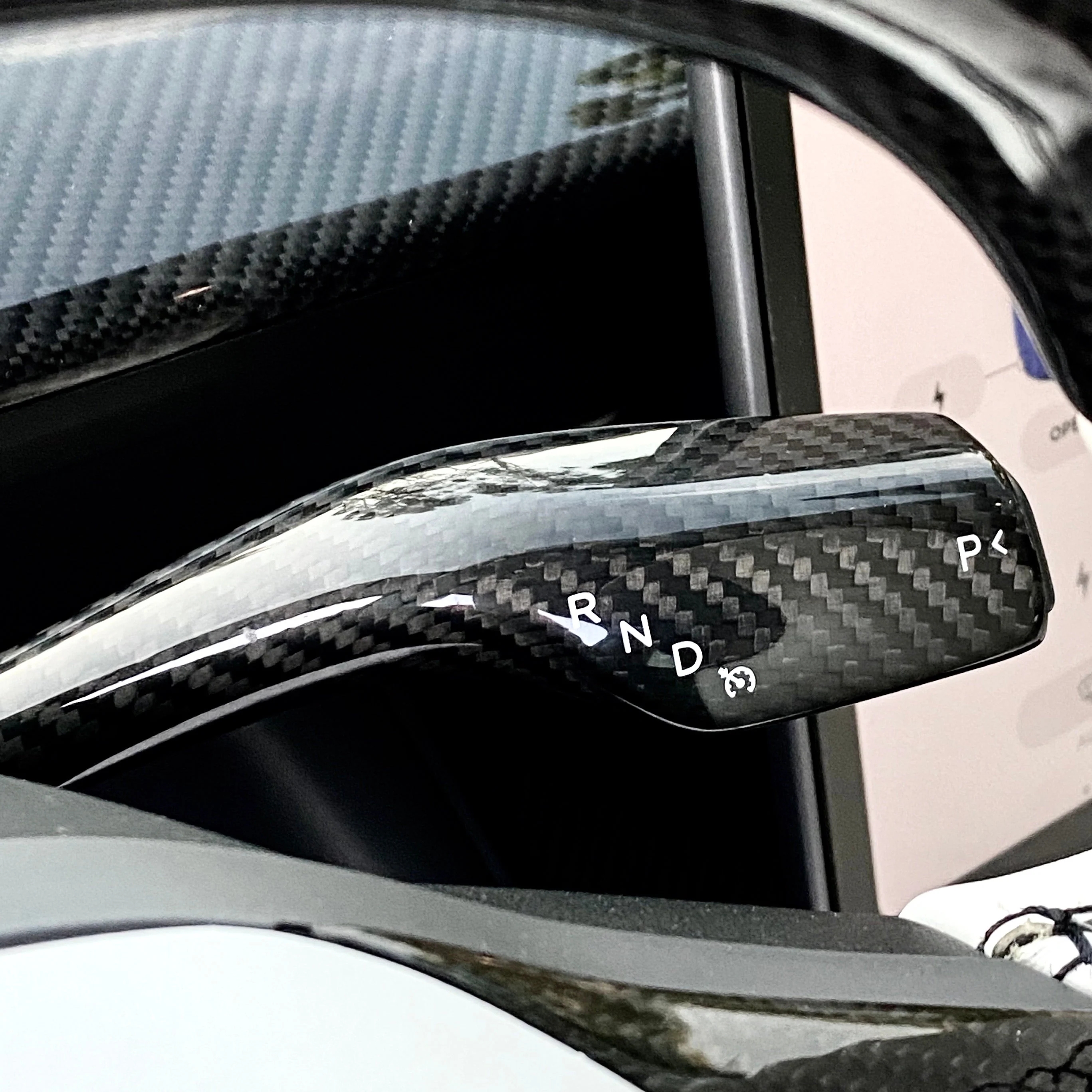 TESLA%20MODEL%20Y%20PARLAK%20KARBON%20SİNYAL%20VE%20VİTES%20KOL%20KAPLAMASI
