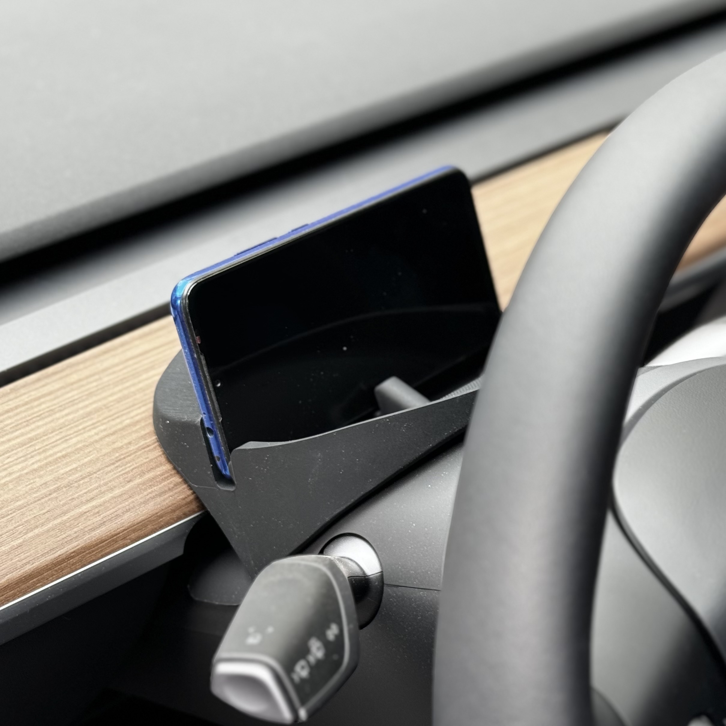 TESLA MODEL Y TELEFON TUTUCU DİREKSİYON ORGANİZATÖRÜ