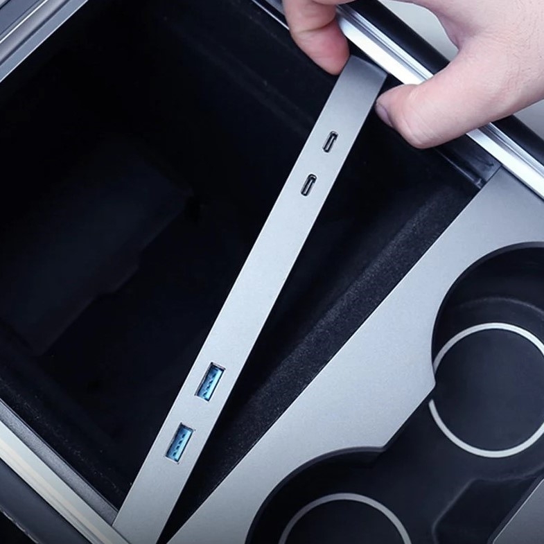 TESLA MODEL Y USB TYPE-C ŞARJ ÇOKLAYICI ADAPTÖR